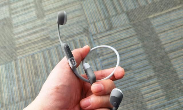 耳机接触主机都有滋滋声音