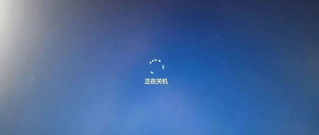电脑主机关机晚上有亮光