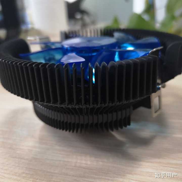 买电脑主机需要单独配风扇嘛
